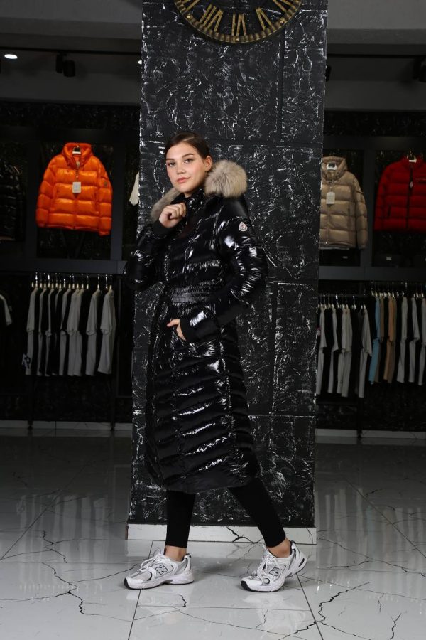 moncler mont uzun diz alti siyah parlak beli kemer detayli kapusonlu