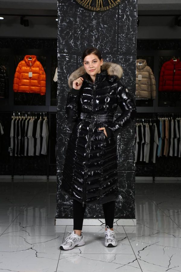 moncler mont uzun diz alti siyah parlak beli kemer detayli kapusonlu