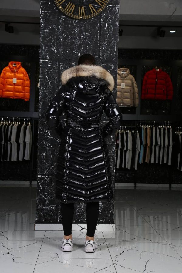 moncler mont uzun diz alti siyah parlak beli kemer detayli kapusonlu