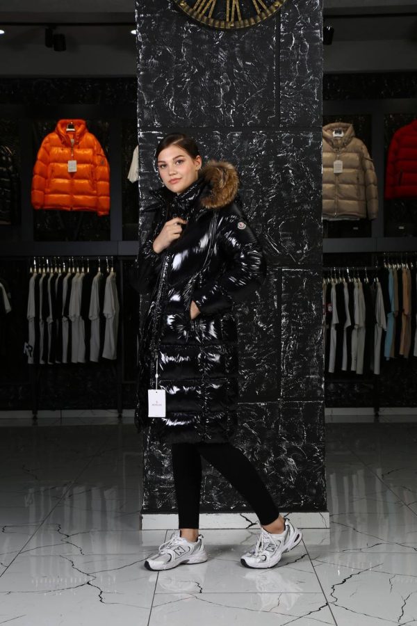 moncler mont uzun siyah parlak beli kemer detayli kapusonlu tilki tuyu