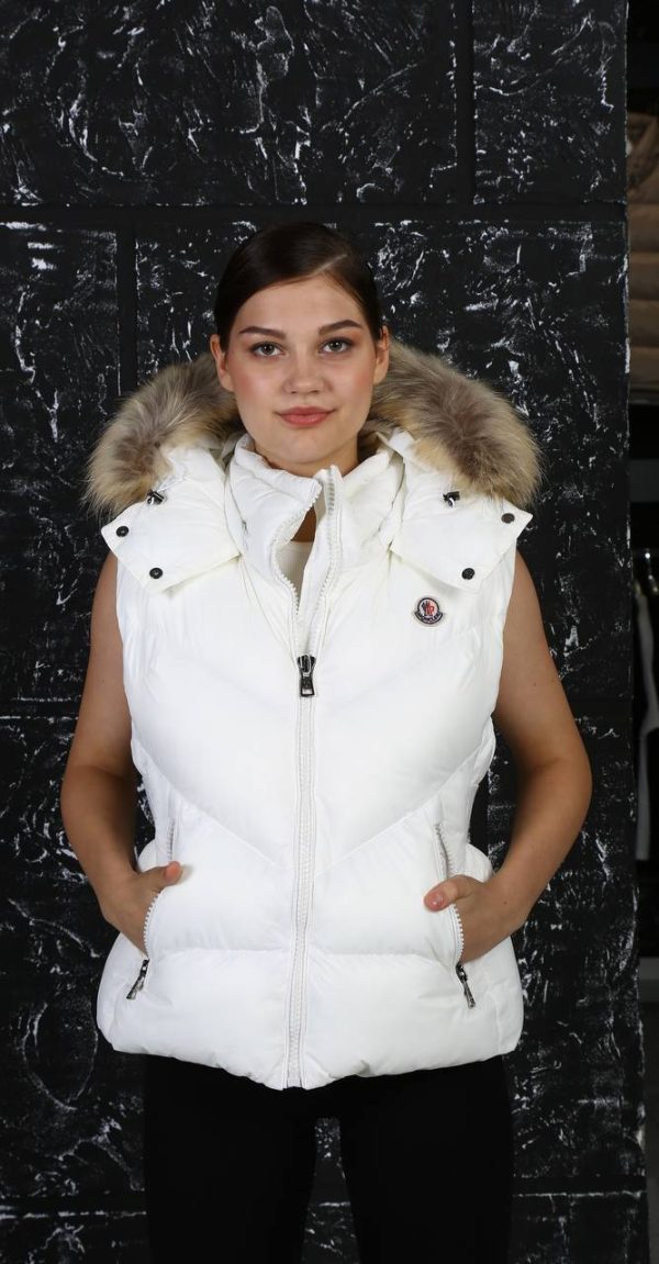 moncler yelek beyaz beli kemer detayli tilki tuyu kapusonlu