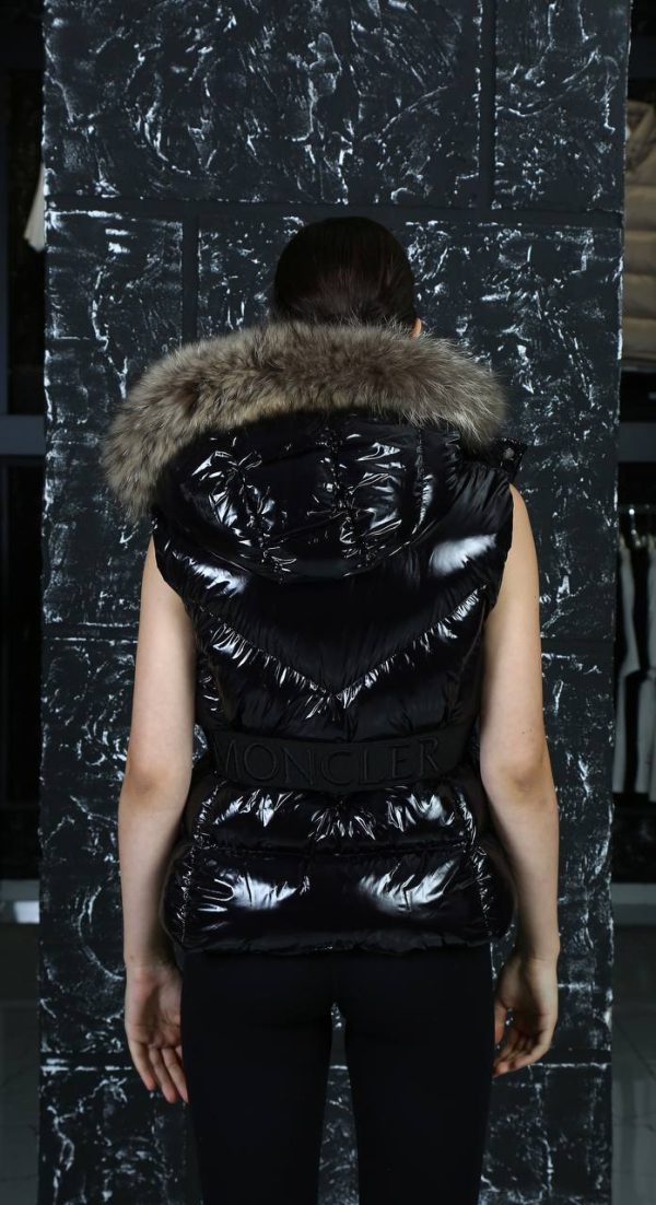 moncler yelek siyah beli kemer detayli tilki tuyu kapusonlu