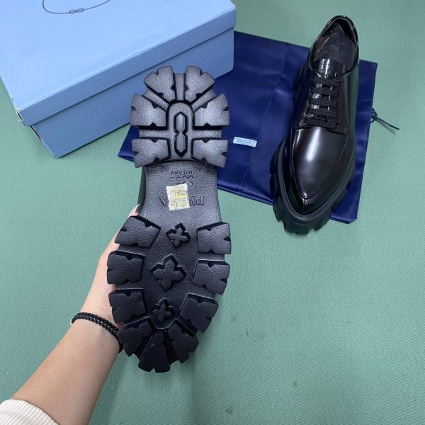 prada ayakkabi kadin siyah bagcikli sivri burun yuksek kalin taban