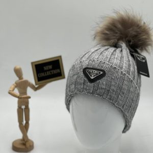 prada bere ponponlu gri