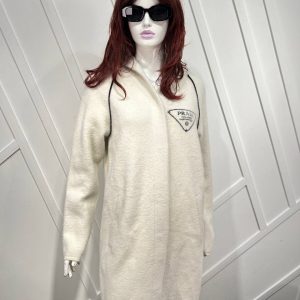 prada mont kaban uzun krem logo detay