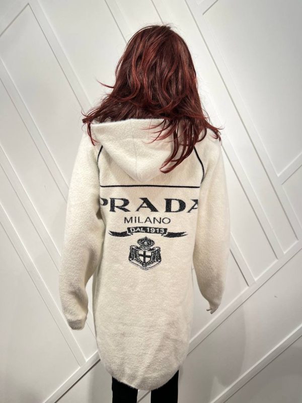 prada mont kaban uzun krem logo detay
