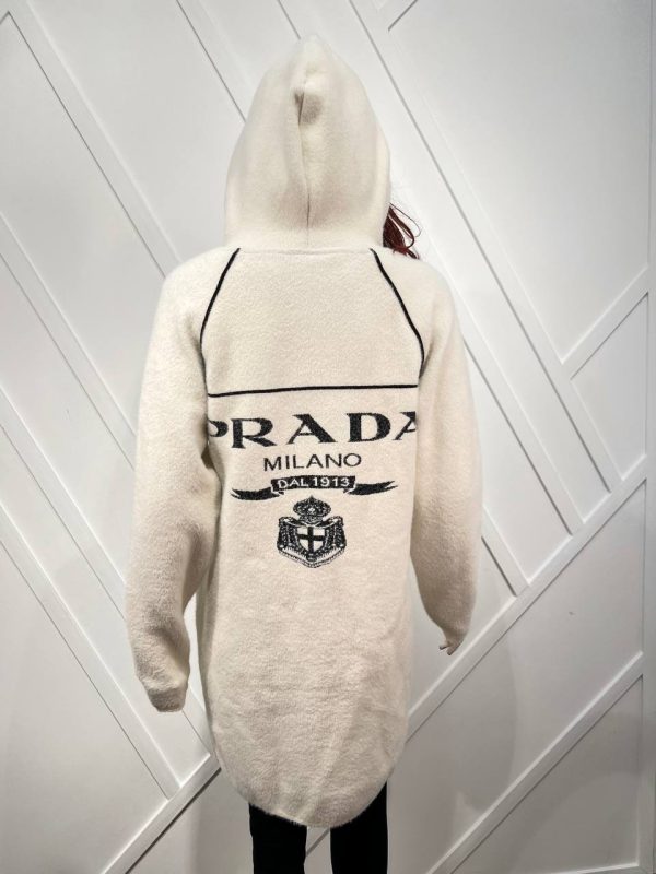 prada mont kaban uzun krem logo detay